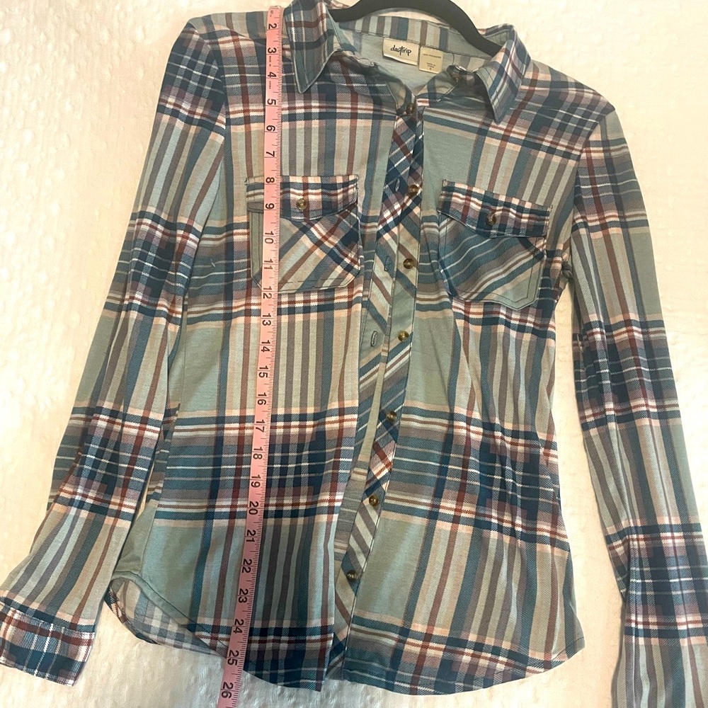 Day trip fitted green flannel from buckle. Worn once